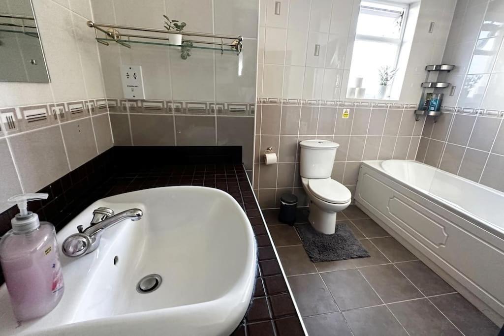 Green Haven Villa - 4Br Spacious House With Hot Tub, Ample Parking, Air Condition, Wifi, Netflix, Patio & Garden Kidlington Eksteriør billede